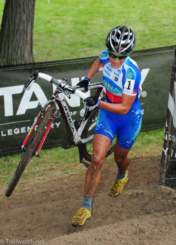Katerina Nash (Luna Pro Team) running the steps with one lap to go