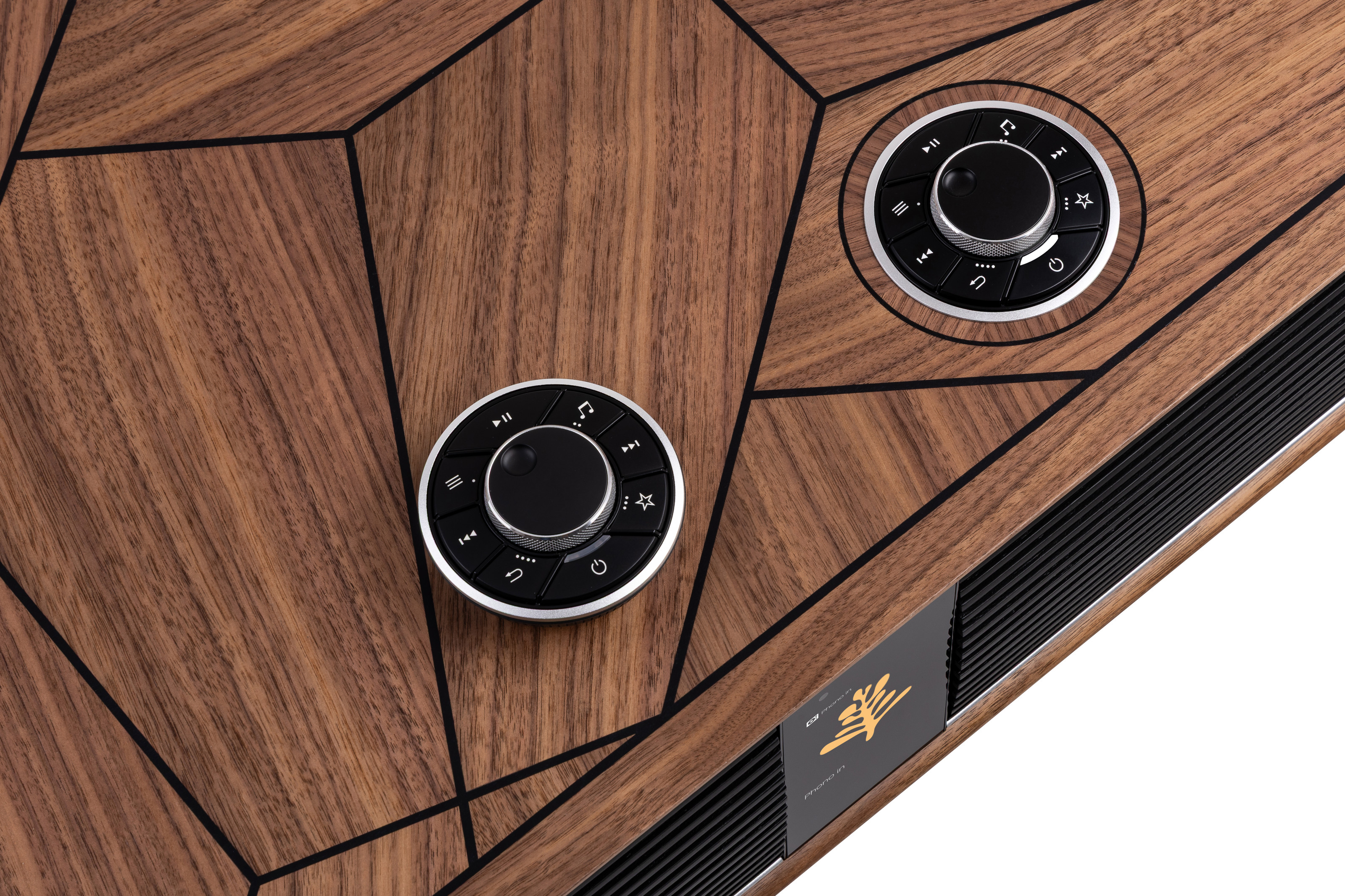 R810 MiE Radiogram in Penta-Chord Walnut