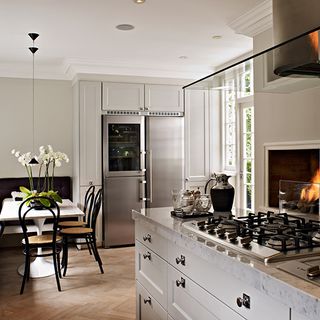 kitchen with 5 burner and granite platform