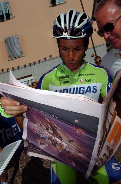Ivan Basso (Liquigas) reads a paper before the start.