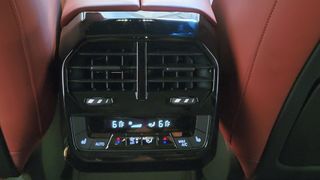 Controles de clima trasero y salidas de aire en el BMW iX