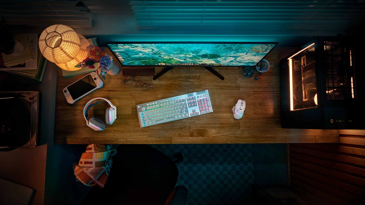 Image of the Logitech G915 X LIGHTSPEED gaming keyboard.