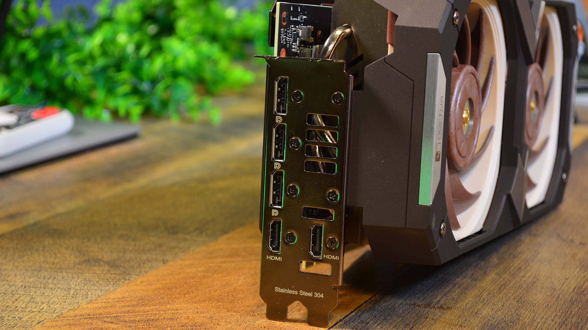 Uma Asus GeForce RTX 3080 Noctua em uma mesa