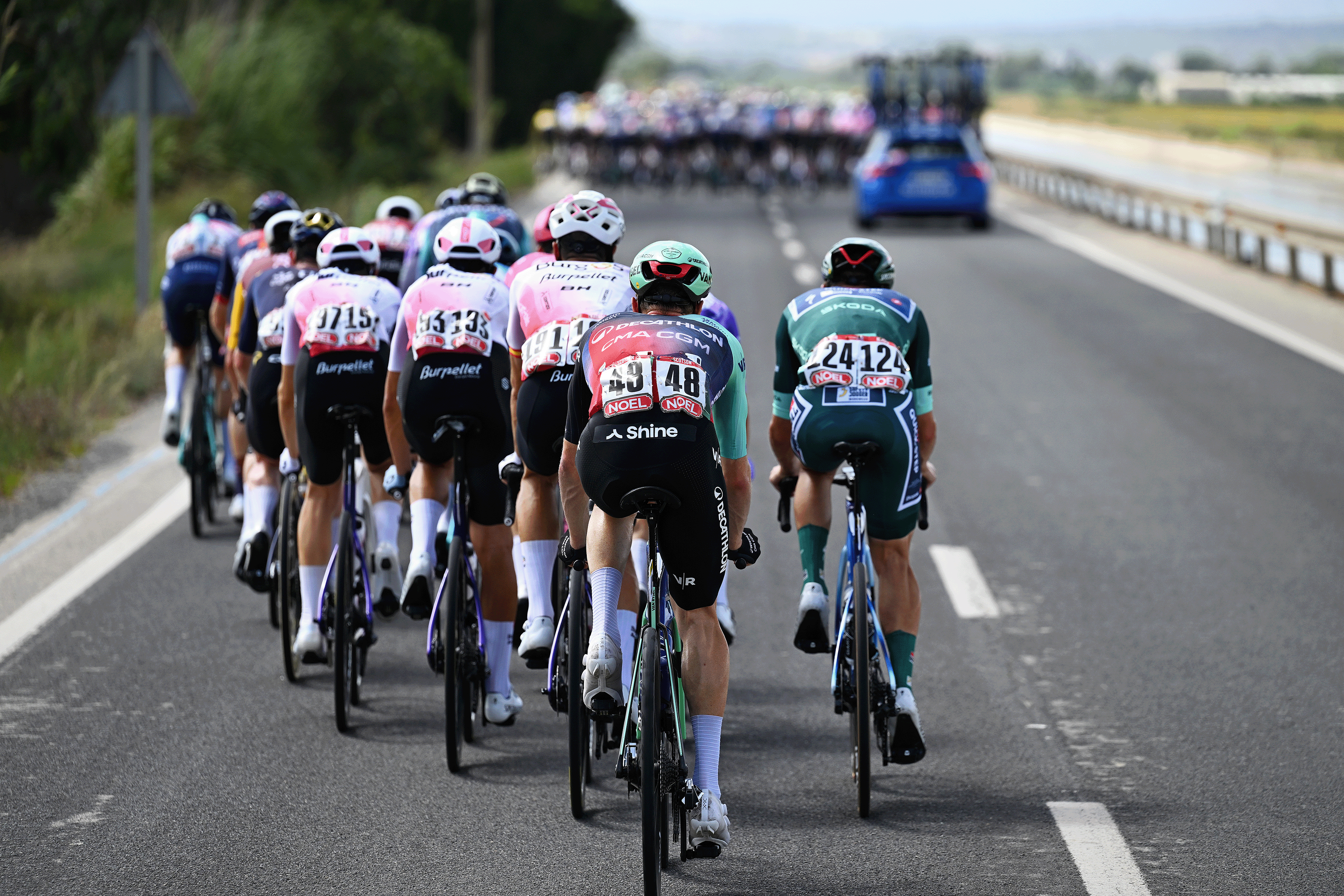 A general view of the peloton competing in echelons formation due to the crosswinds during the La Vuelta - 81st Tour of Spain 2026, Stage 5 a 173.3km from Falset - Costa Daurada to Roquetes - Terres de l'Ebre / #UCIWT / on August 26, 2026 in Roquetes, Spain. (Photo by Tim de Waele/Getty Images)