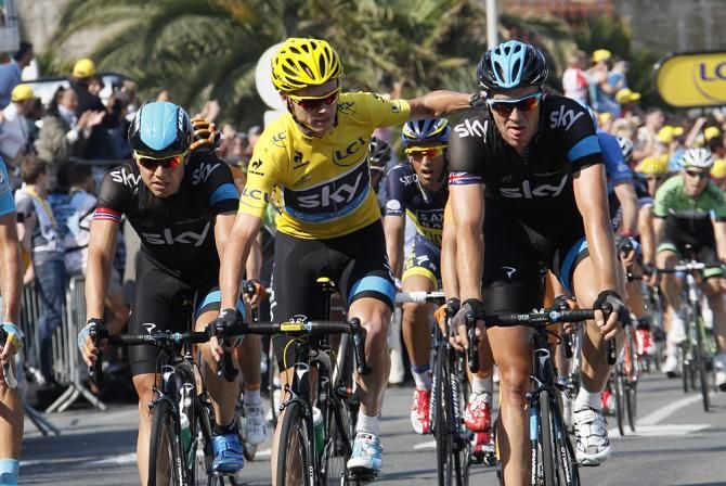 Chris Froome (Sky) and his team