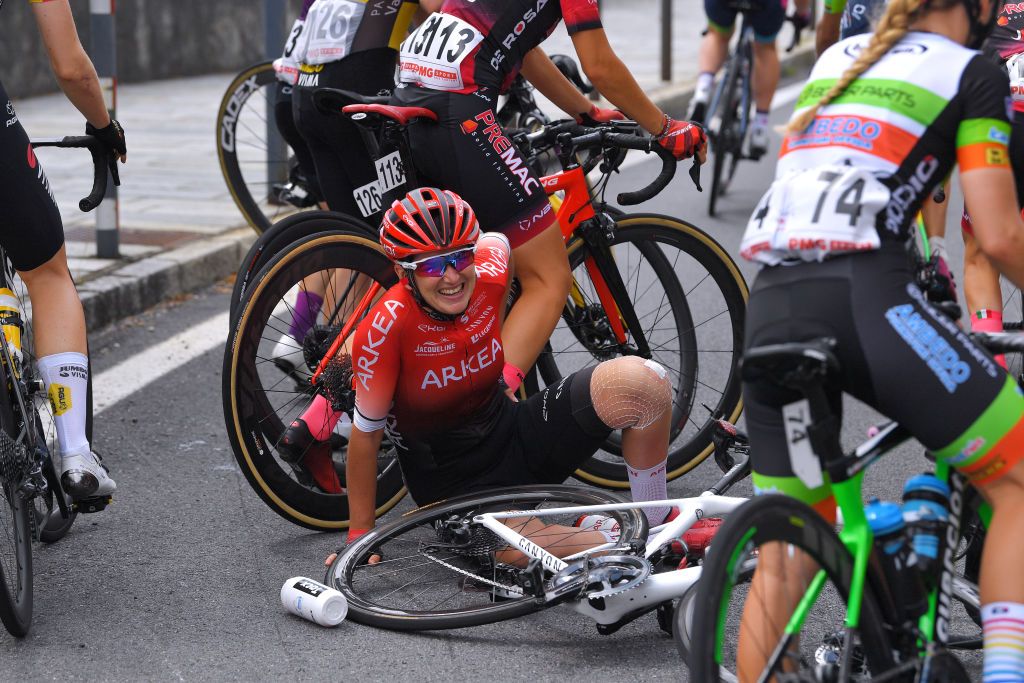 COLICO ITALY JULY 07 Lucie Jounier of France and Arkea Pro Cycling Team involved in a crash during the 32nd Giro dItalia Internazionale Femminile 2021 Stage 6 a 155km stage from Colico to Colico Injury GiroDonne UCIWWT on July 07 2021 in Colico Italy Photo by Luc ClaessenGetty Images