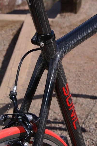 The top tube flows smoothly into the full-length dual seat stays.