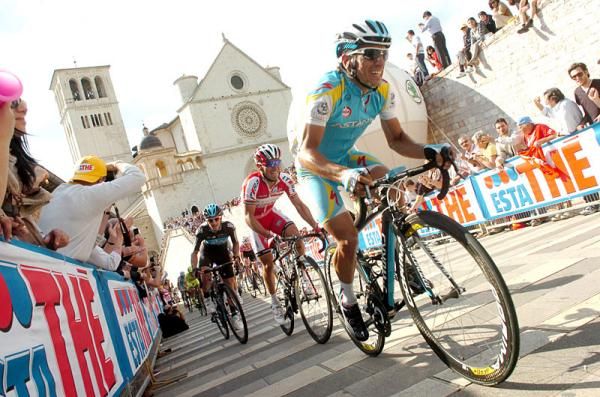 Paolo Tiralongo (Astana) leads Joaquim Rodriguez (Katusha)