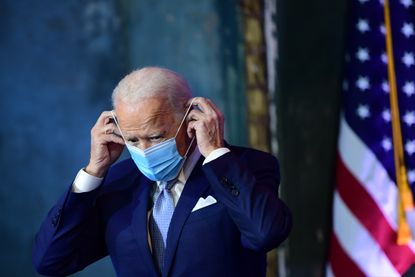 Biden puts on his mask