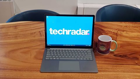 Microsoft Surface Laptop 5 puisella pöydällä kahvikupin vieressä