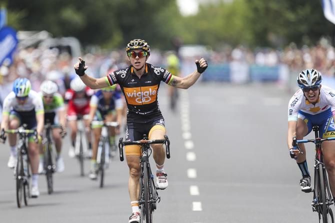 Giorgia Bronzini takes a close win ahead of Kimberly Wells