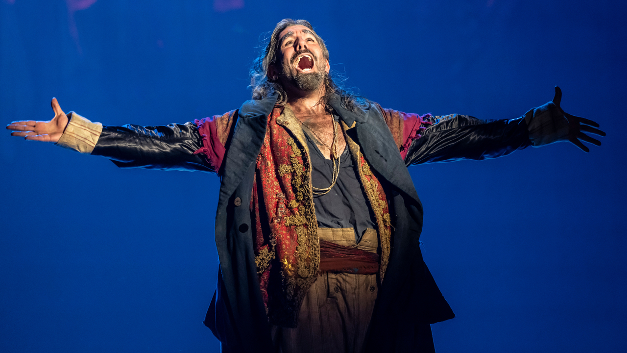 Simon Lipkin as Fagin in Matthew Bourne&#039;s revival of the musical Oliver!