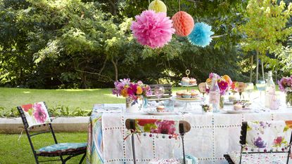 garden decor ideas: paper lanterns and patterned details on outdoor table