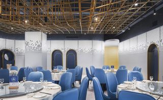 Shunfenglou Seafood Restaurant dining room blue and white colour