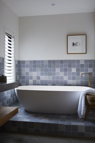 A bathroom with a tiled bathtub area