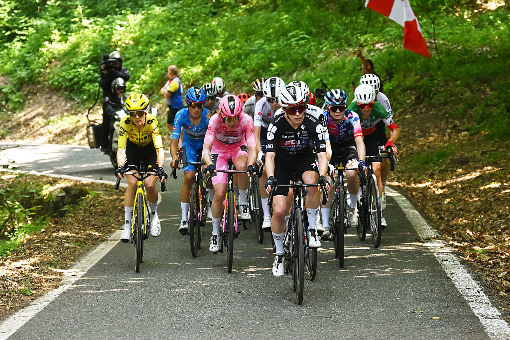 Lauren Dickson riding in Giro d'Italia 2026