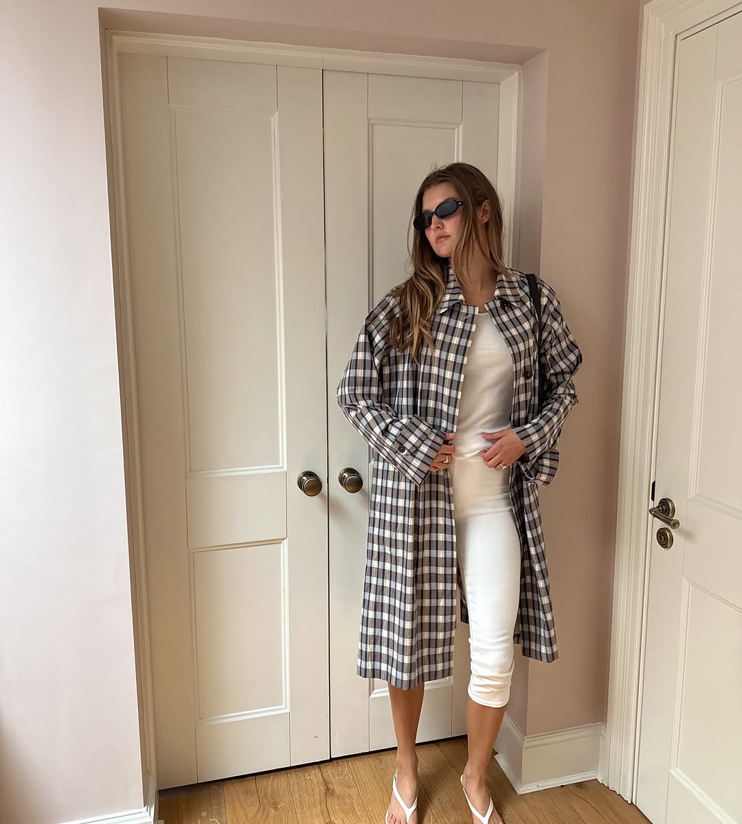 woman wearing capris early fall 2025 fashion trends
