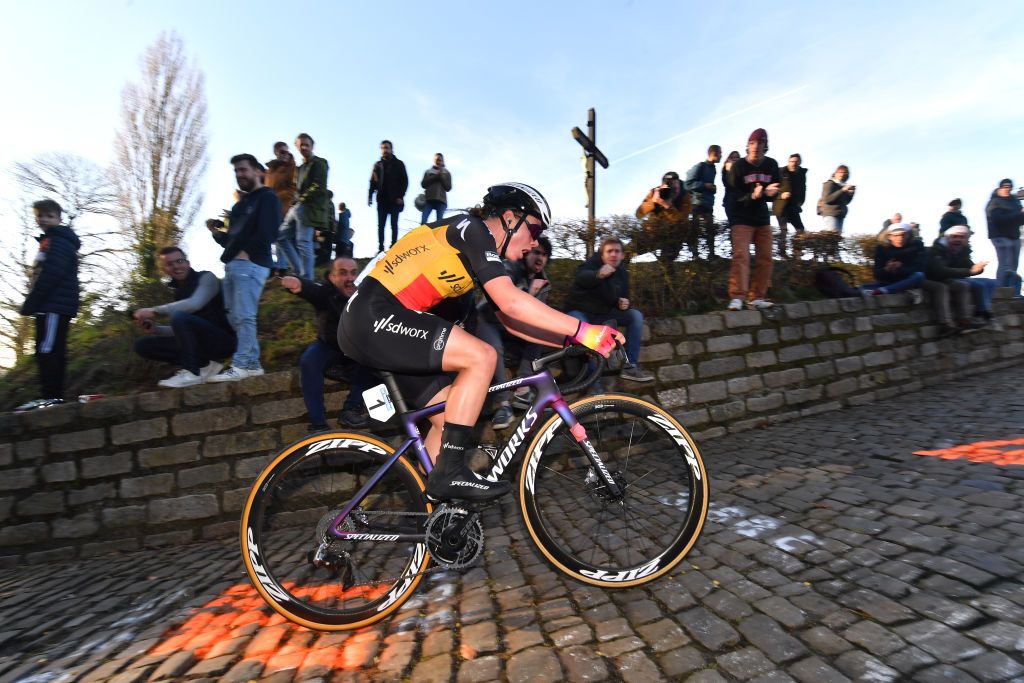 Lotte Kopecky (SD Worx) in pursuit on the Muur van Geraardsbergen/Kapelmuur in the Omloop het Nieuwsblad 2022