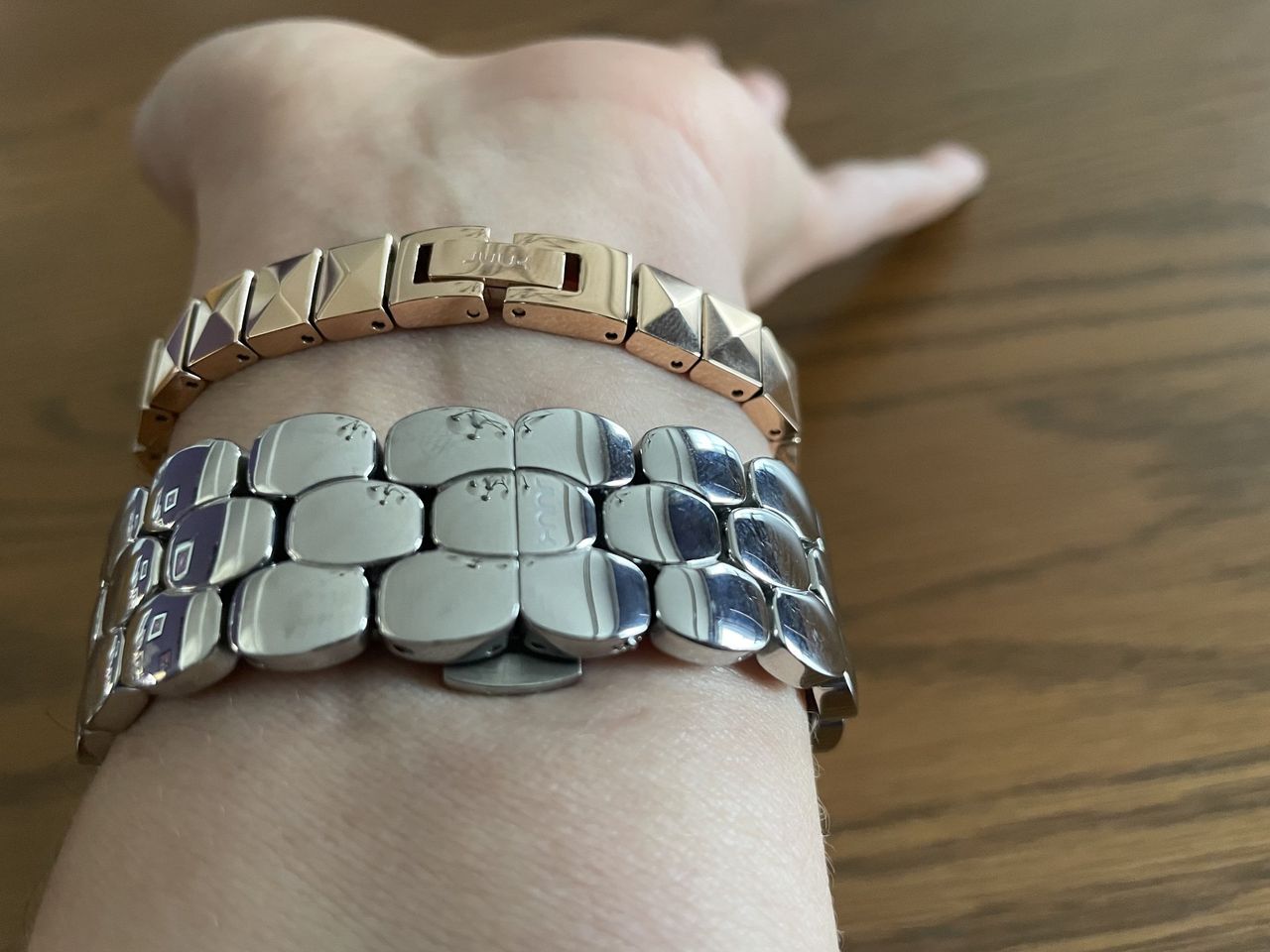 Juuk Ovollo Apple Watch Band Lifestyle With Bracelet Underside