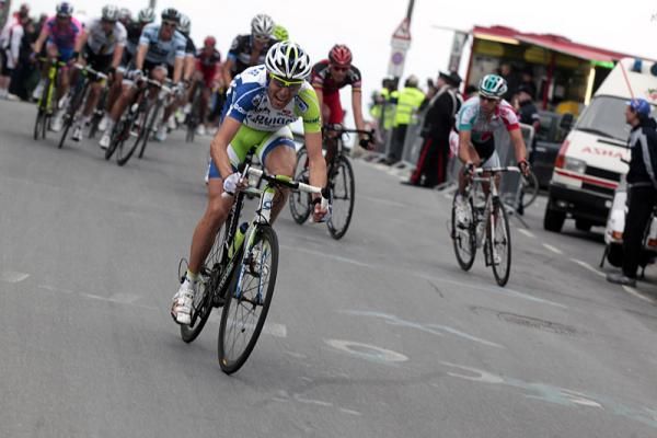 Vincenzo Nibali launches an attack on the Poggio from the first chase group.