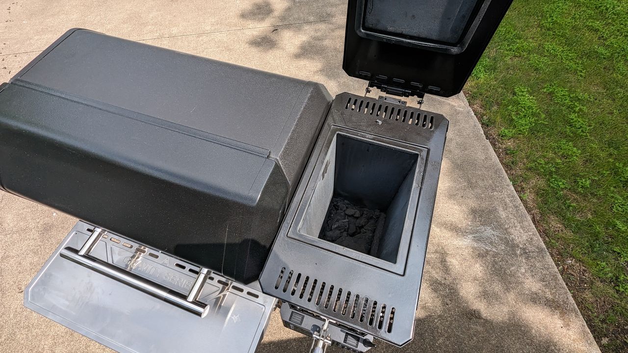 Masterbuilt Gravity Series&reg; XT Digital Charcoal Grill + Smoker