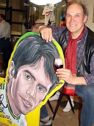 Filip Cardoen with his work of Jempi Monser&eacute;...and beer!