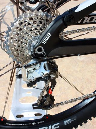 Hollow carbon dropouts secure a 142x12mm thru-axle.