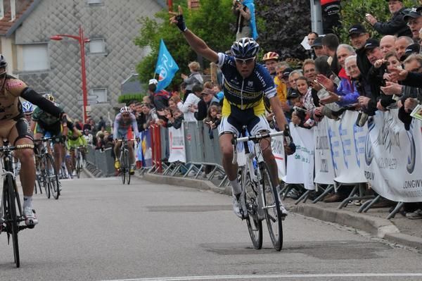 Matteo Carrara (Vacansoleil) begins to protest