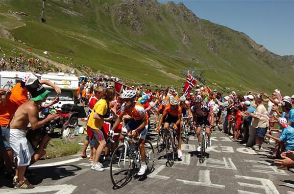 Juan Manuel Garate (Rabobank) pushes the pace in the chase group