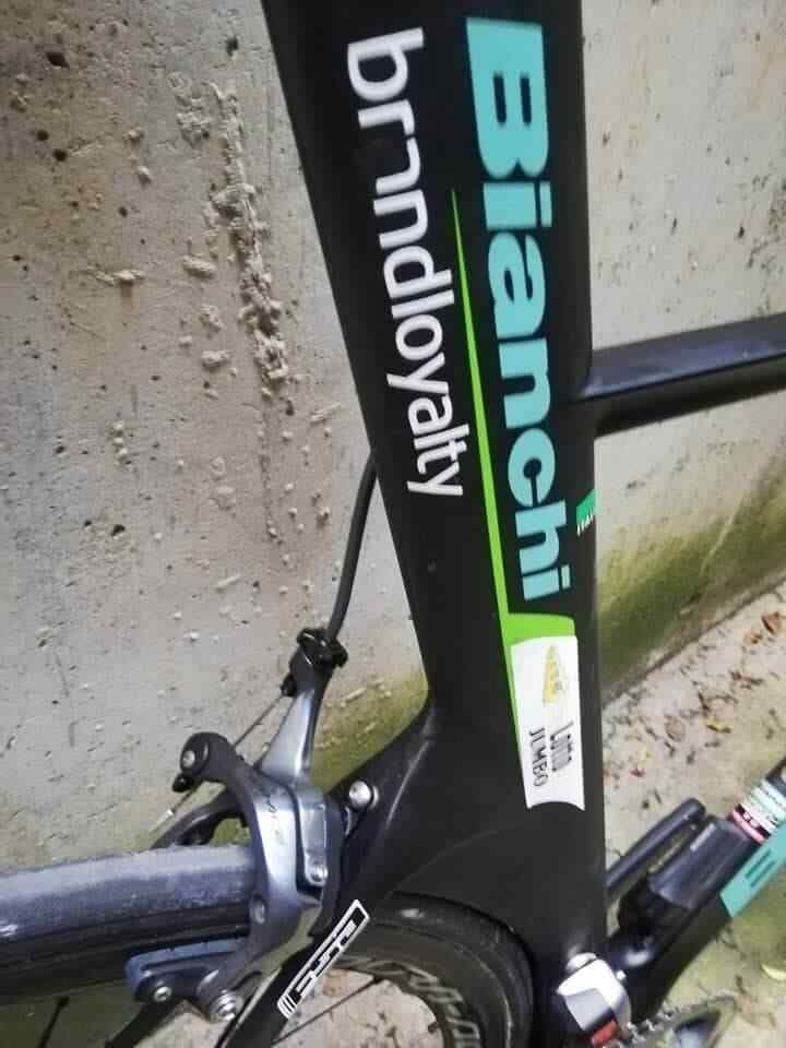 The frame features an aero, integrated seat tube and seat pin