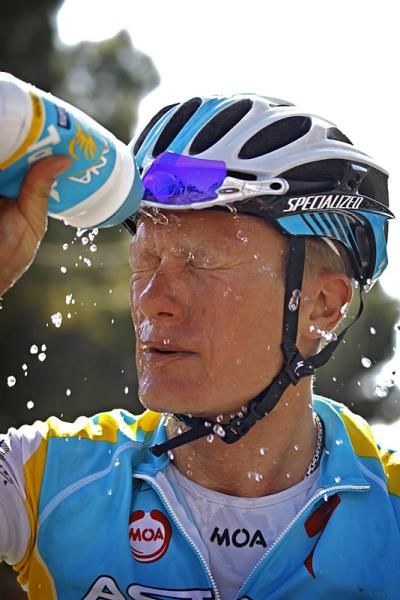 Alexandre Vinokourov (Astana) cools off after going on the attack during stage 2.