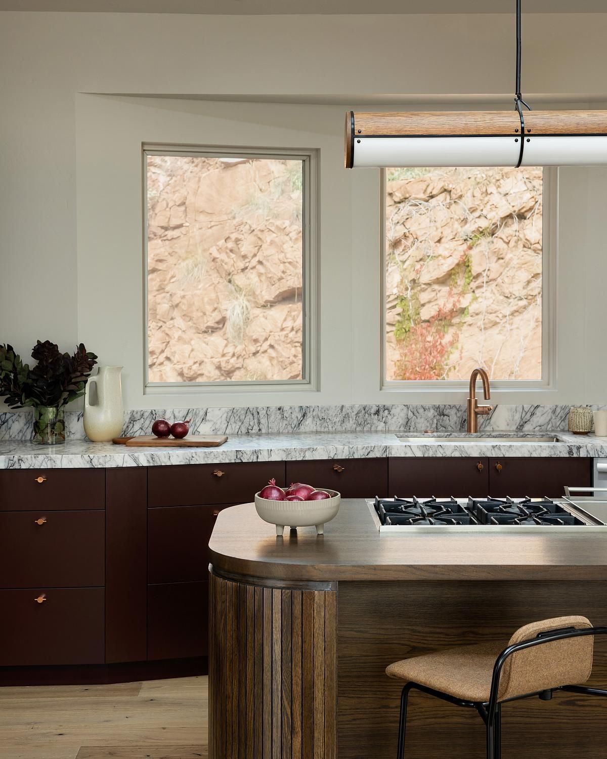 Ένα νησί κουζίνας με καθίσματα μπαρ