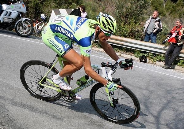 Pozzato on the descent with his new hair style hanging out.