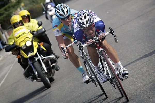 Kolobnev leads Vinokourov on a descent.
