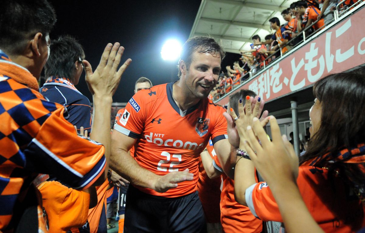 Lucas Neill of Omiya Ardija greets fans, 2013