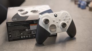 Bästa handkontroll till Xbox: En svart och vit Xbox Elite Series 2 Core står upplutad mot sin tillhörande förpackning på ett skrivbord.
