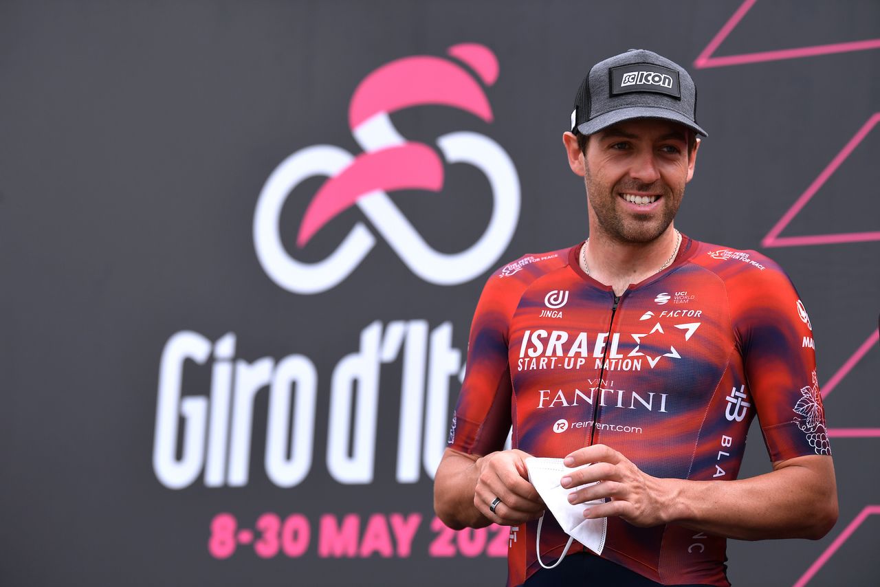 Alex Dowsett on the start podium of the Giro d&#039;Italia 2021