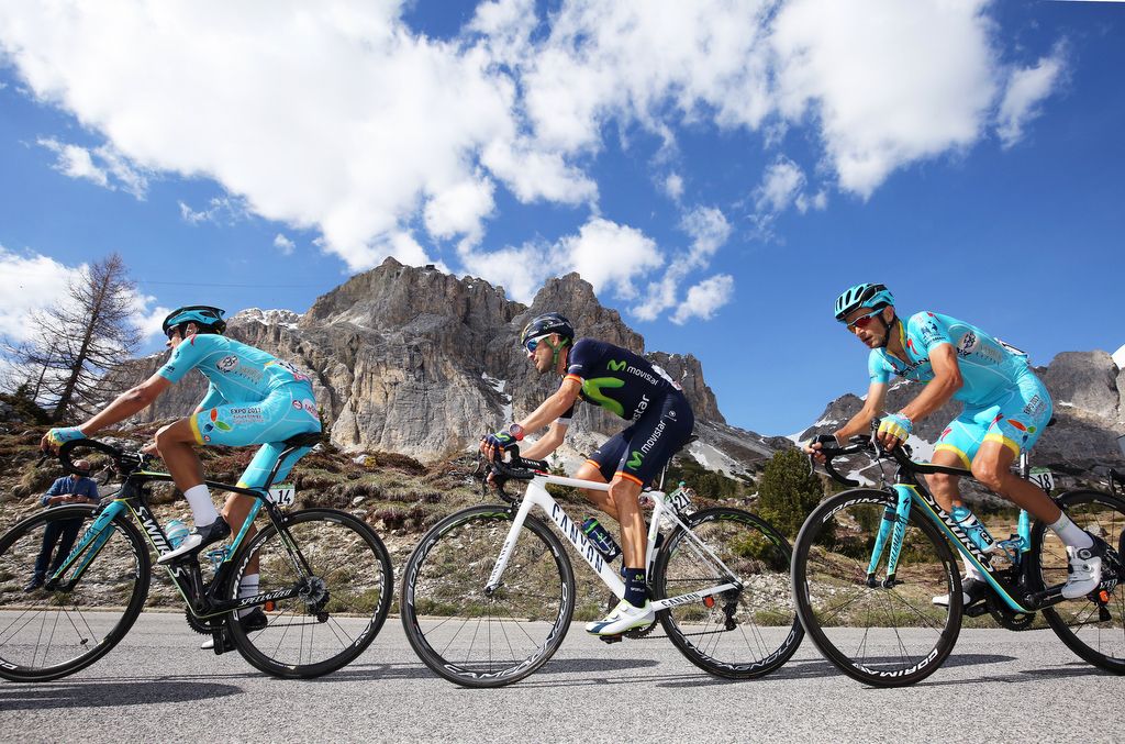 Alejandro Valverde (Movistar) trying to chase on