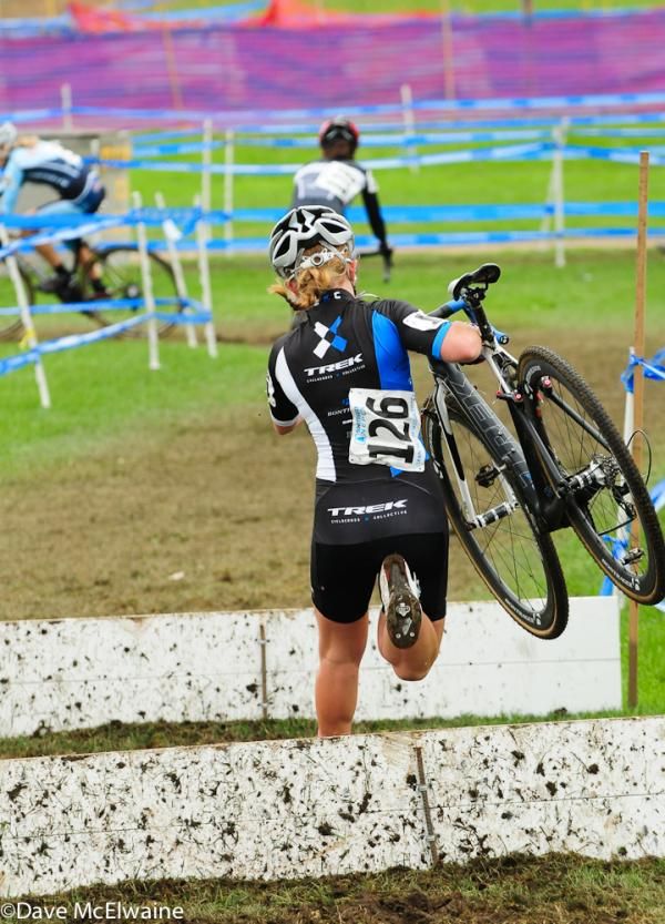 16-year-old Ellen Noble (Trek Cyclocross) running the barriers