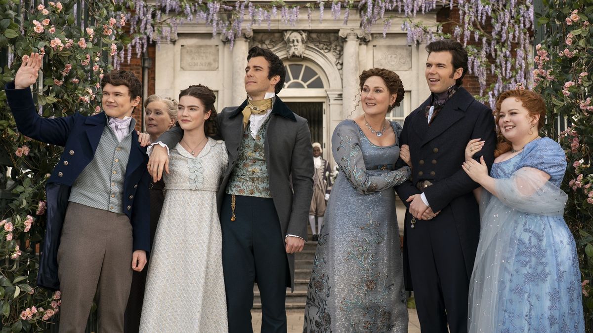 Will Tilston as Gregory Bridgerton, Florence Hunt as Hyacinth Bridgerton, Luke Thompson as Benedict Bridgerton, Ruth Gemmell as Lady Violet Bridgerton, Luke Newton as Colin Bridgerton, Nicola Coughlan as Penelope Featherington in episode 308 of Bridgerton