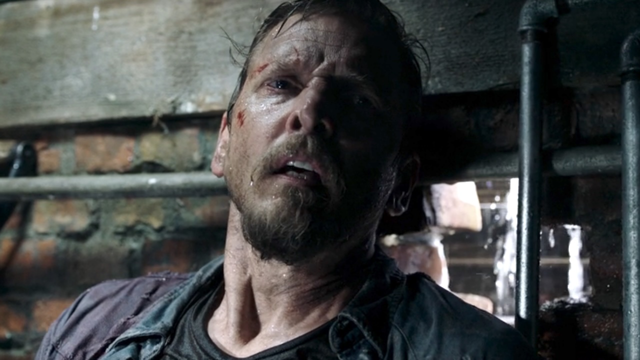 Barry Pepper leaning back in Crawl