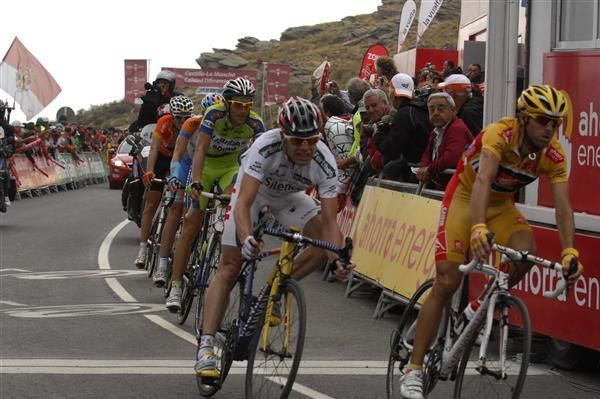 Cadel Evans (Silence-Lotto) leads Ivan Basso (Liquigas) in behind Alejandro Valverde (Caisse d'Epargne)