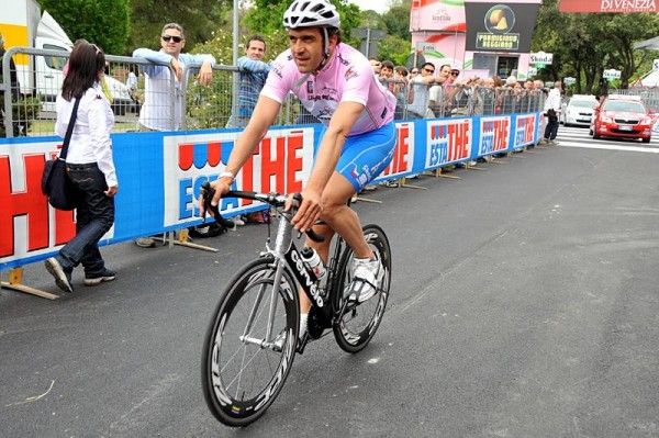 Franco Ballerini rides the time trial stage.