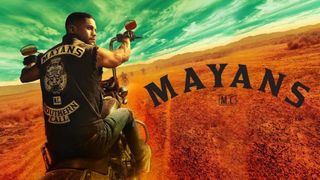 Mayans MC - en motorcyklist kører igennem et ørkenlandskab og kigger sig over skulderen