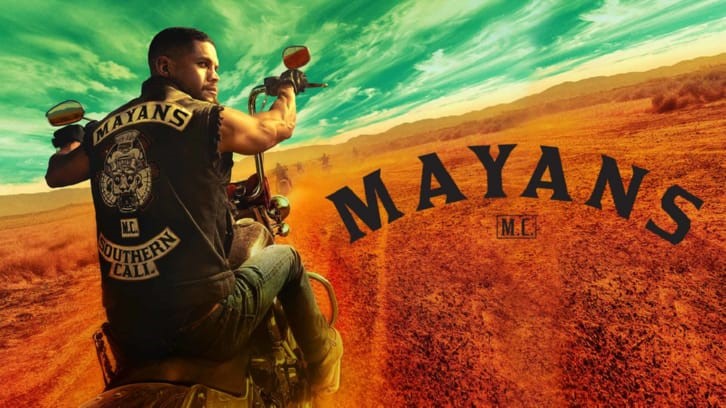 Mayans MC - en motorcyklist kører igennem et ørkenlandskab og kigger sig over skulderen