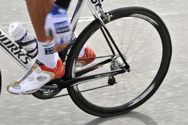 A flat tire for Fabian Cancellara (Saxo Bank).