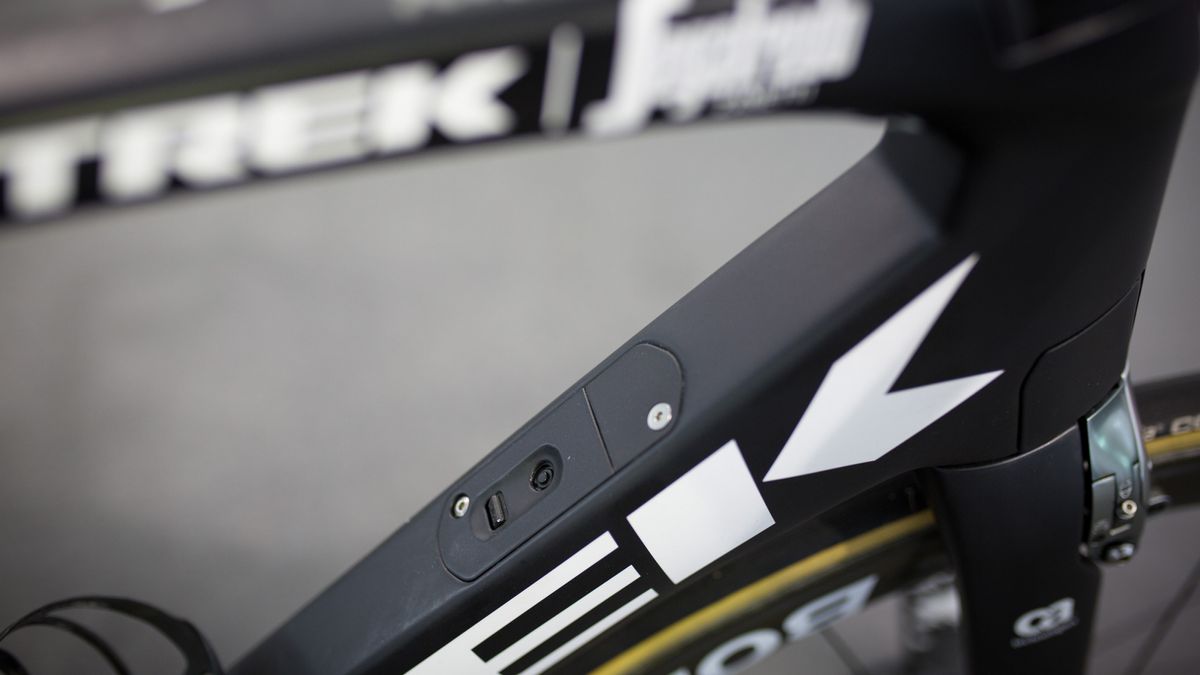 An interface port for the Di2 system sits on the down tube