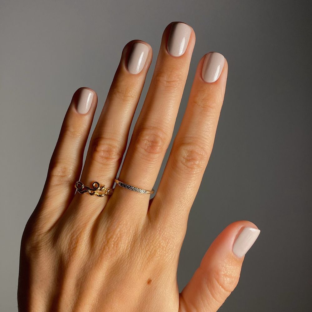 Nail artist Mateja Novakovic wearing a Manucurist nail polish in the shade Tweed