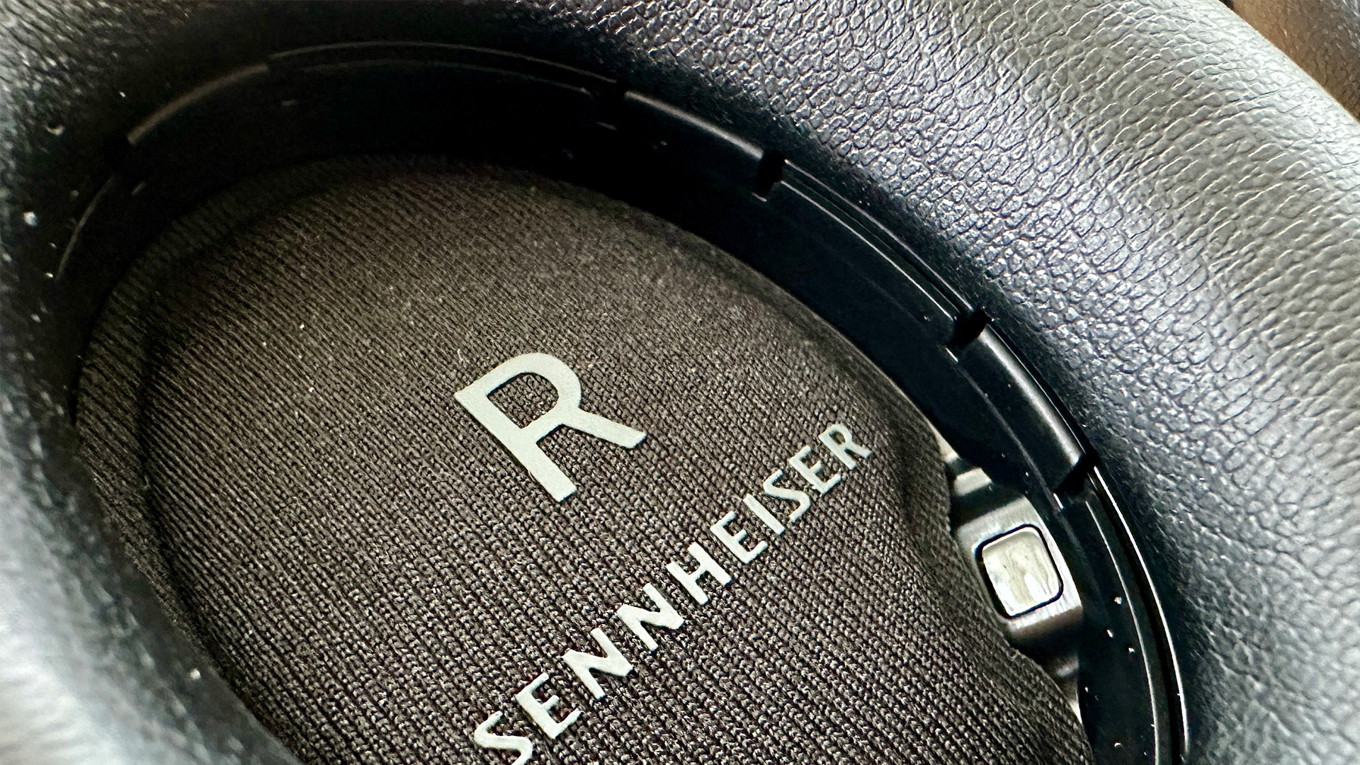 Close-up van de Sennheiser Accentum Plus