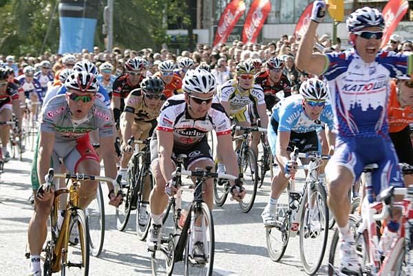 Koldo Fern&aacute;ndez (Euskaltel - Euskadi), &Oacute;scar Freire (Rabobank) and Andr&eacute; Schulze (Psk Whirlpool - Author) follow the winner Robbie McEwen across the line.